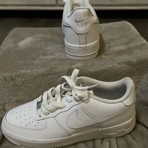 White Air Force Nike. Like new condition